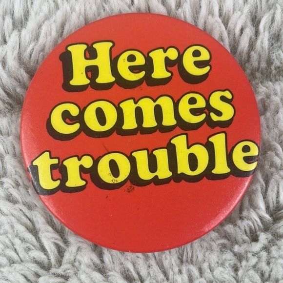 Here Comes Trouble Vintage Sassy Pin Button - Picture 1 of 3